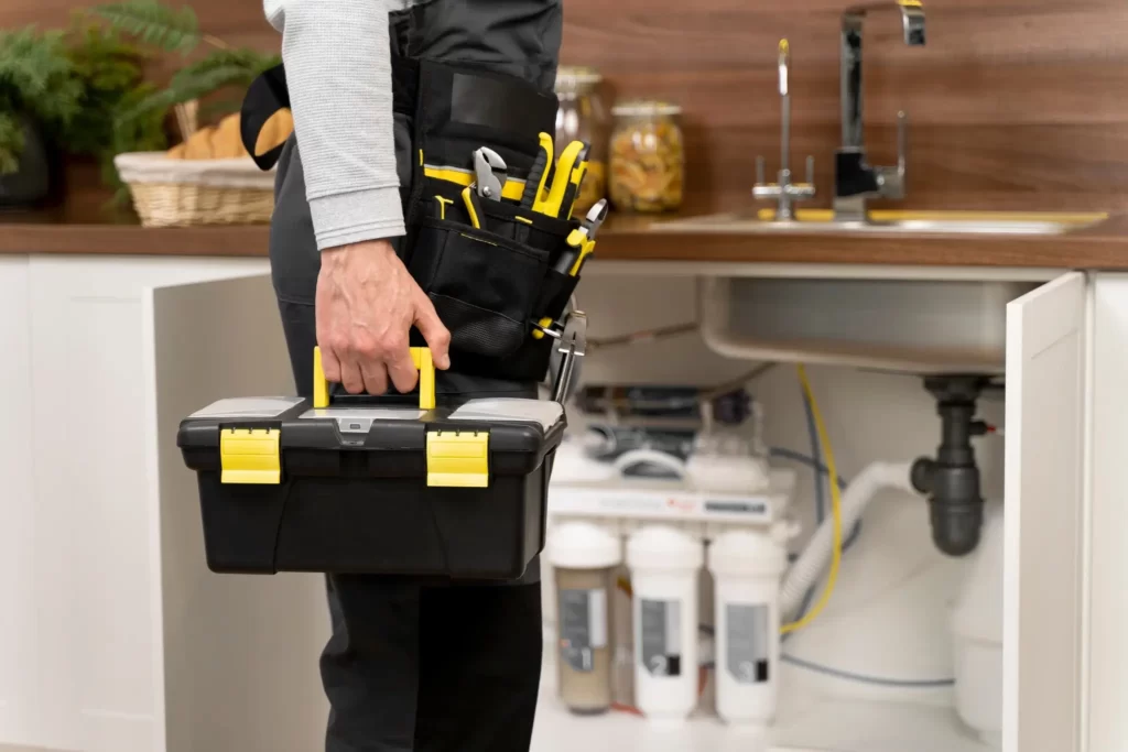 Sanitär mit Werkzeug in der Küche